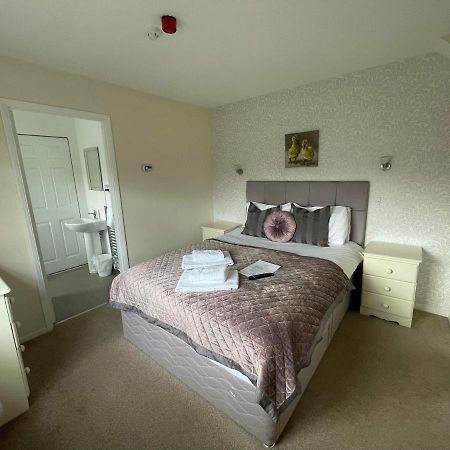 The Bell Inn Ducklington Екстериор снимка