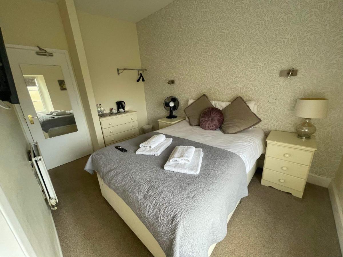 The Bell Inn Ducklington Екстериор снимка